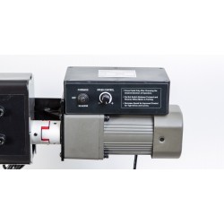 NOVA RM46 Pro-falsemaskin med stativ, designet og produsert i Finland.