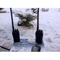 Wouxun KG-819 RHA68 PLUS, 5 W käsiraadio mitmekülgsete tarvikutega.