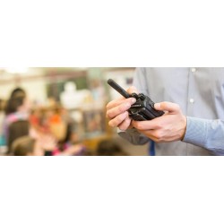MOTOROLA VX-261 5 W UHF 16-KANALS PROFESJONELL RADIO MED KRAFTIG 2300 MAH-BATTERI. IP55 VANN- OG STØVTETT.