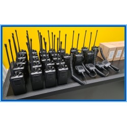 Motorola VX-261 UHF-håndradio til professionelt brug, inkluderer bordoplader og FNB-V134LI-batteri.