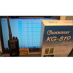 Wouxun KG-819 RHA68 PLUS, 5 W käsiraadio mitmekülgsete tarvikutega.